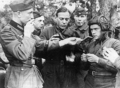 Soldados alemanes y tanquista soviéticos intercambian cigarrillos en Polonia, 20 de septiembre de 1939