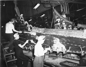 Mujeres construyendo un B-17
